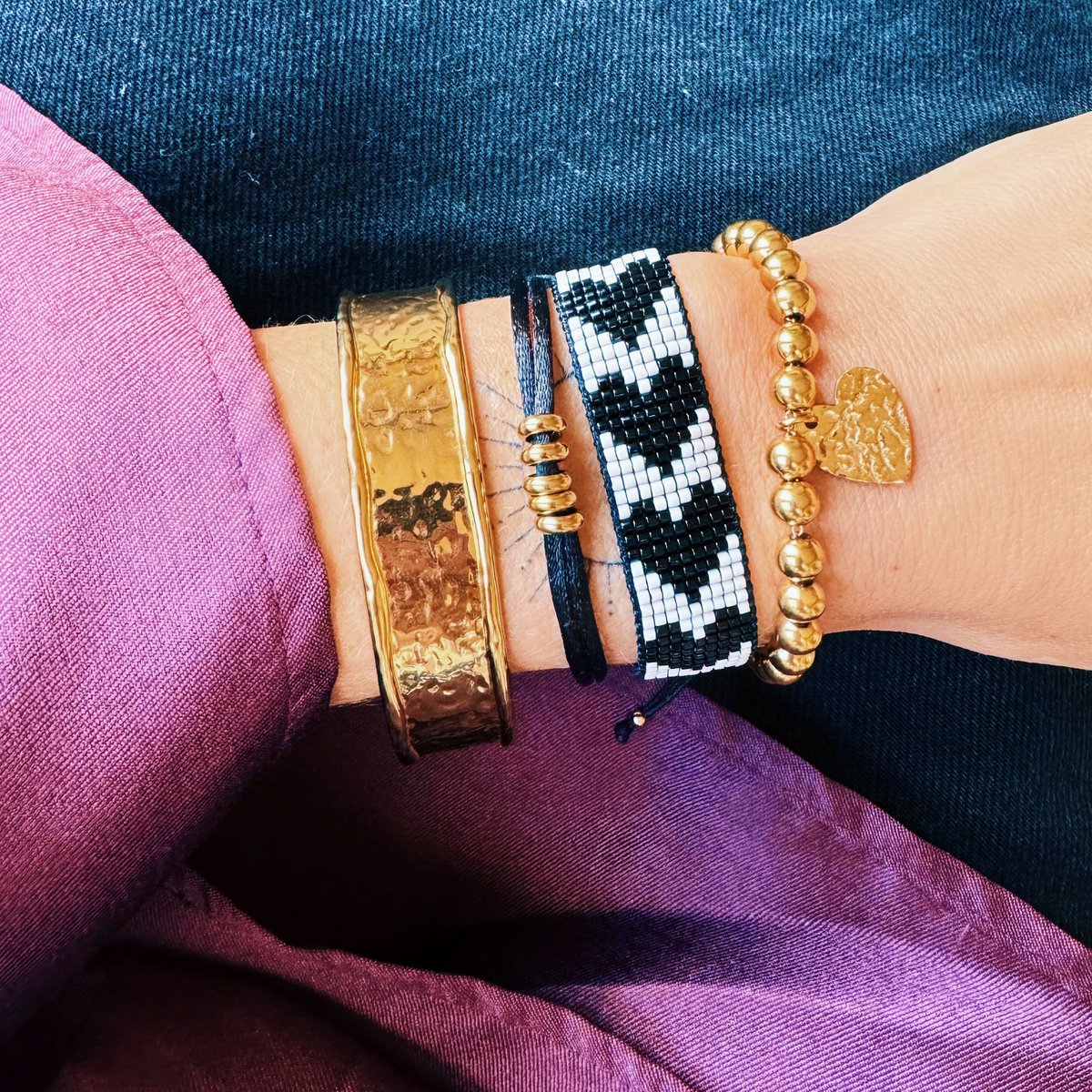 Ruwe kralenarmband met hartje