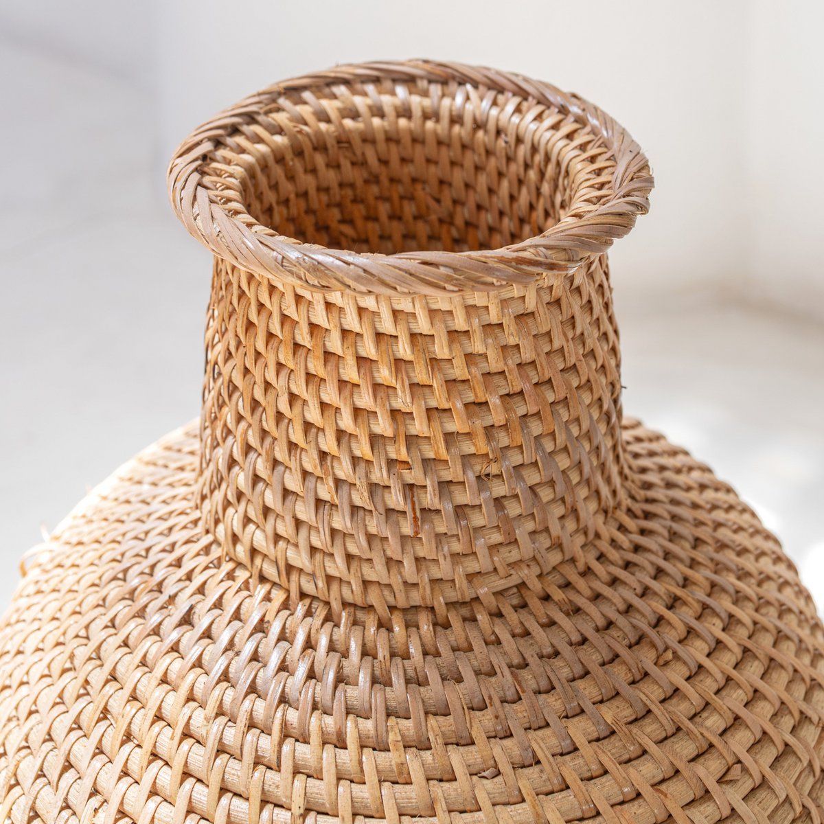 Geflochtene Boho-Vase KAMARI aus Rattan und Holz