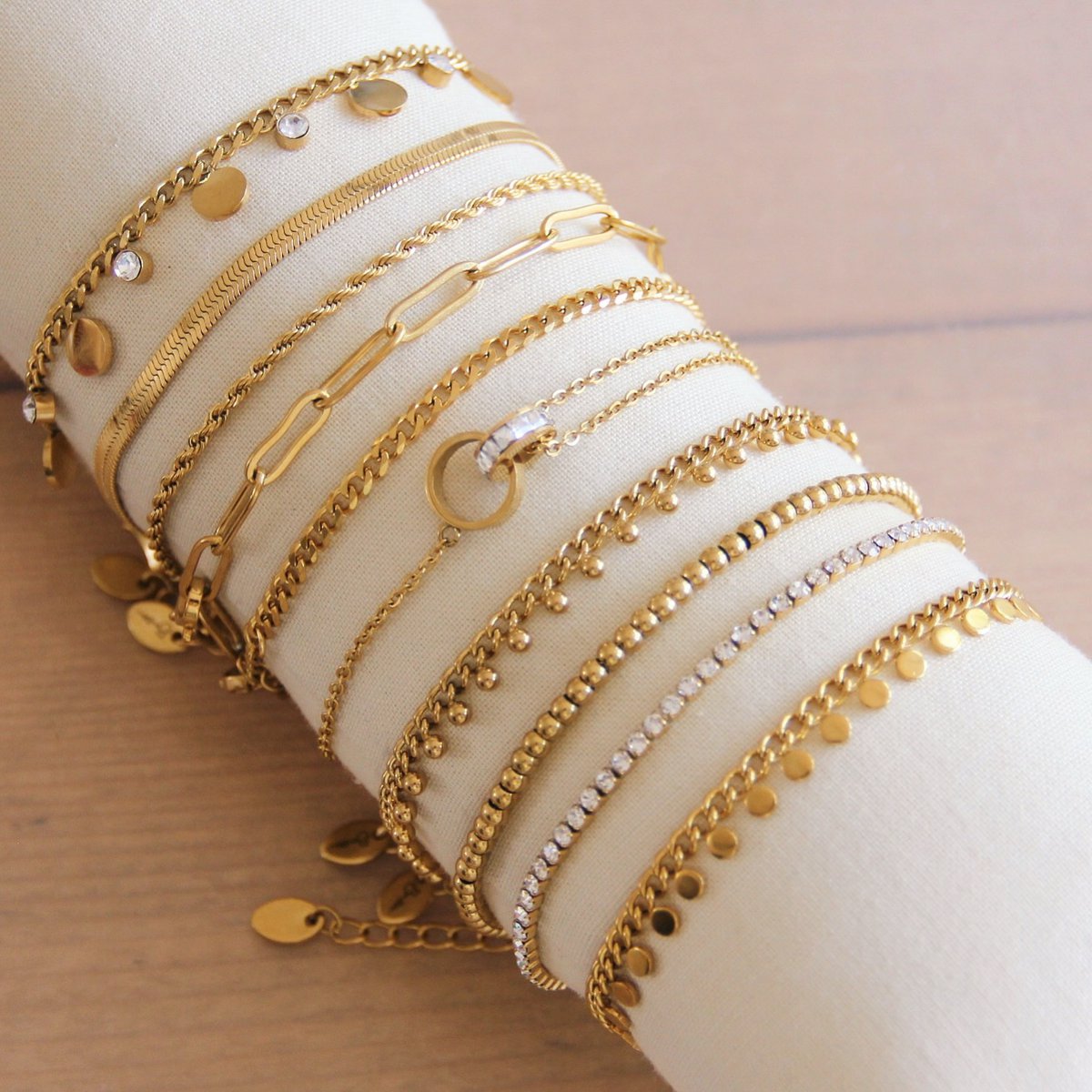 Stalen schakelarmband met balletjes - goud