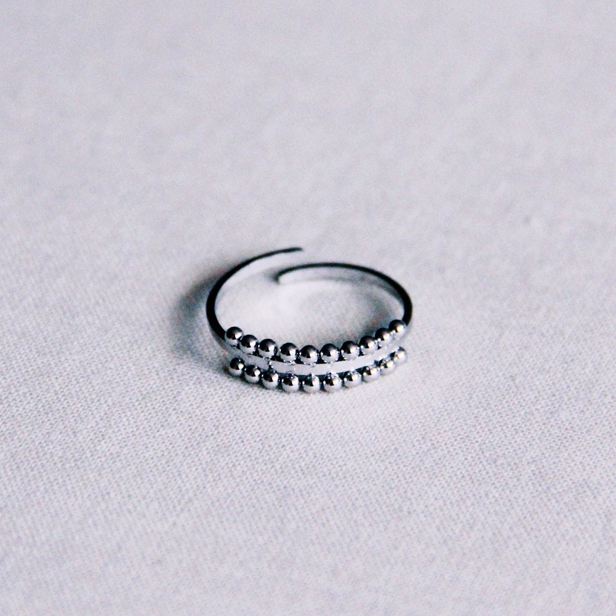 Stalen verstelbare ring met gestippelde rand - zilver
