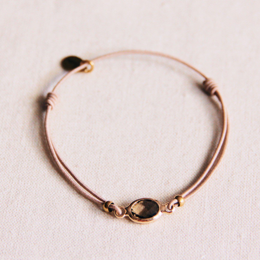 Elastische armband met kristalsteen – taupe/goud