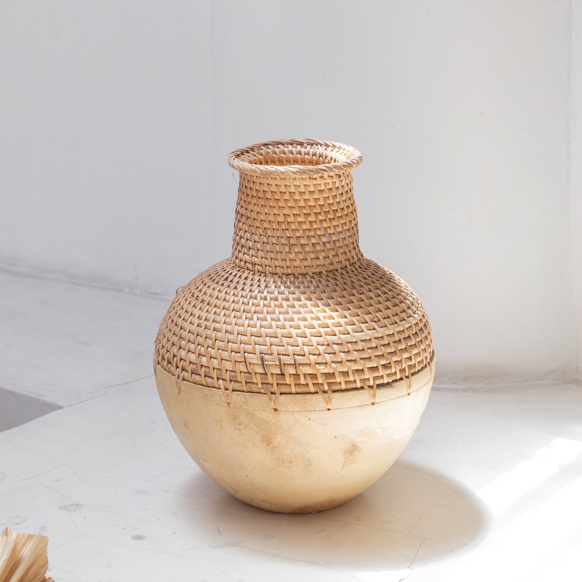 Geflochtene Boho-Vase KAMARI aus Rattan und Holz