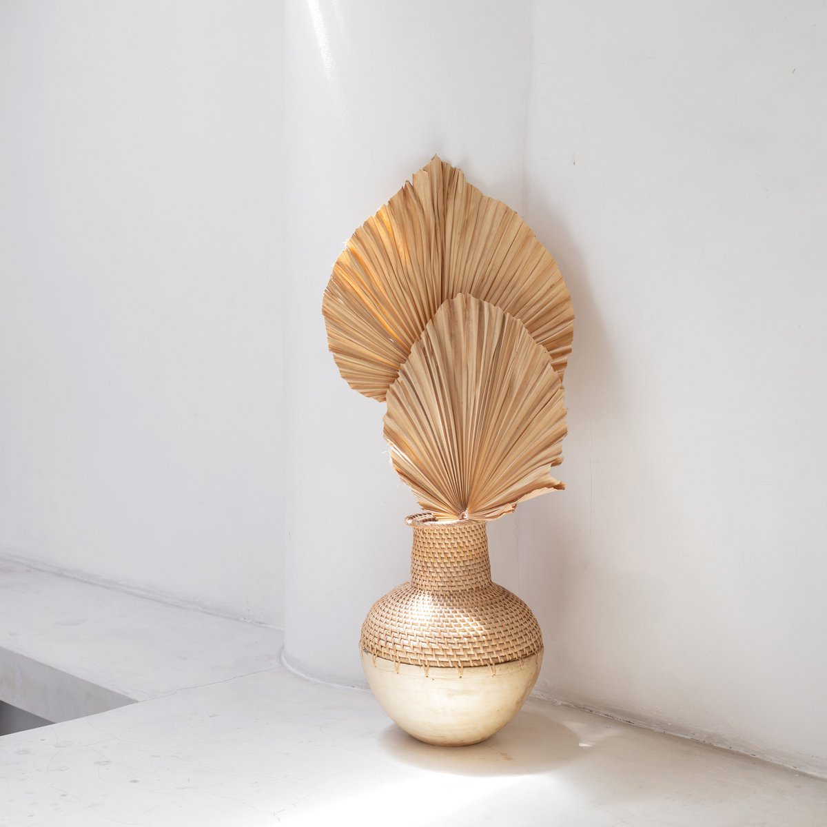 Geflochtene Boho-Vase KAMARI aus Rattan und Holz