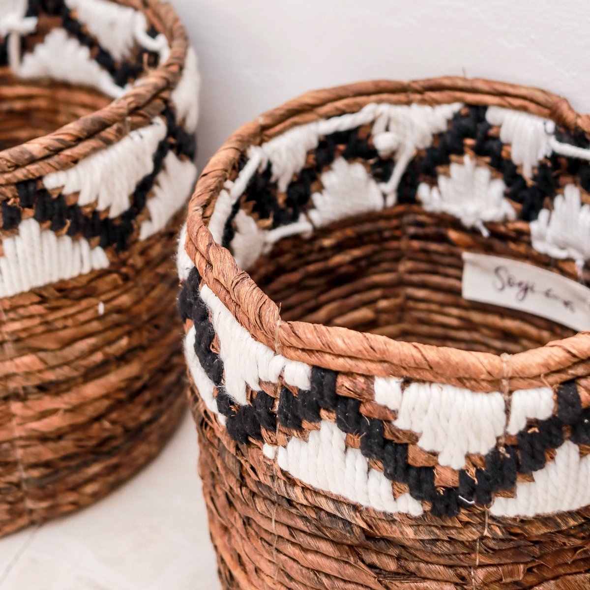 Gewebter Boho-Korb SADARA mit Makramee-Muster