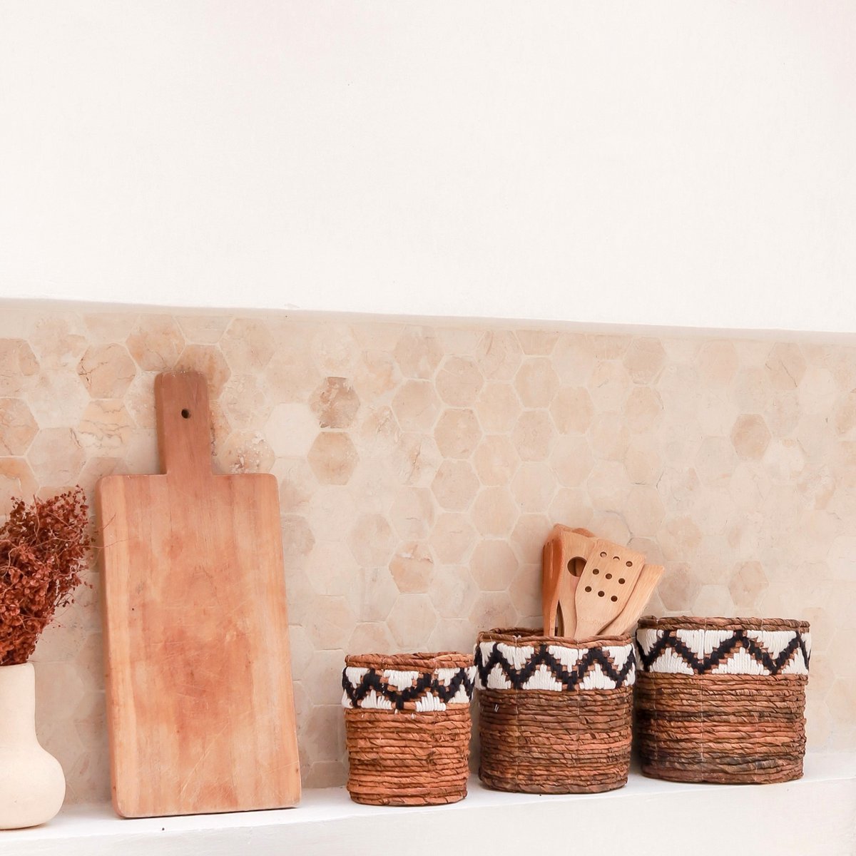 Gewebter Boho-Korb SADARA mit Makramee-Muster