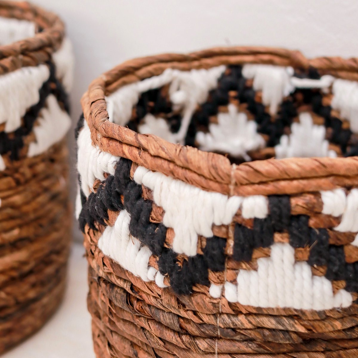 Gewebter Boho-Korb SADARA mit Makramee-Muster