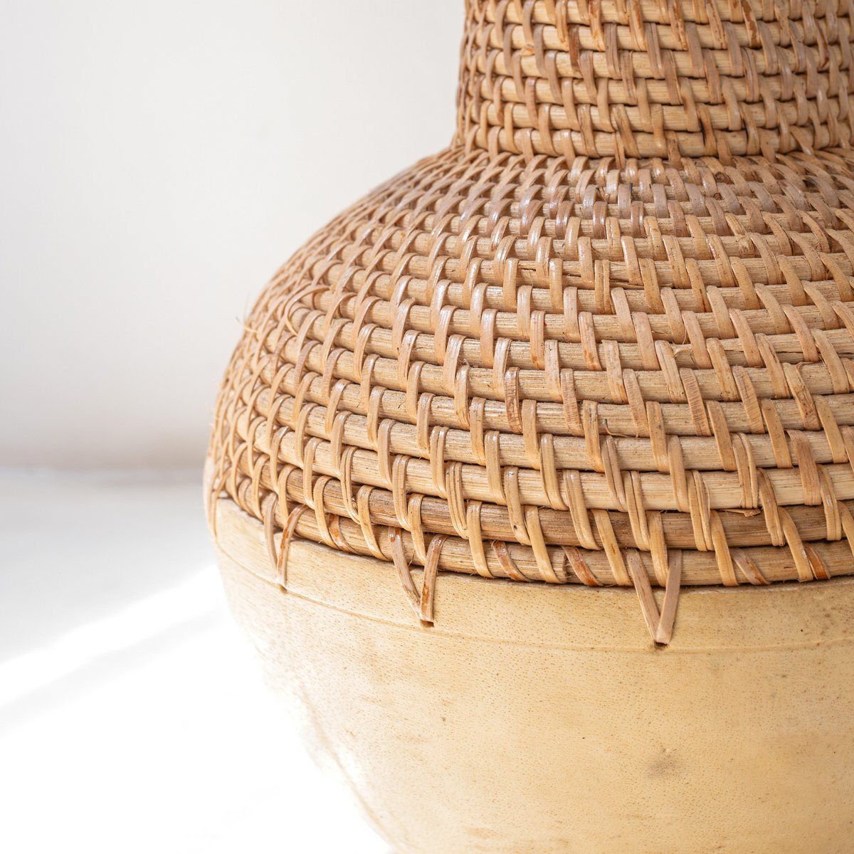 Geflochtene Boho-Vase KAMARI aus Rattan und Holz