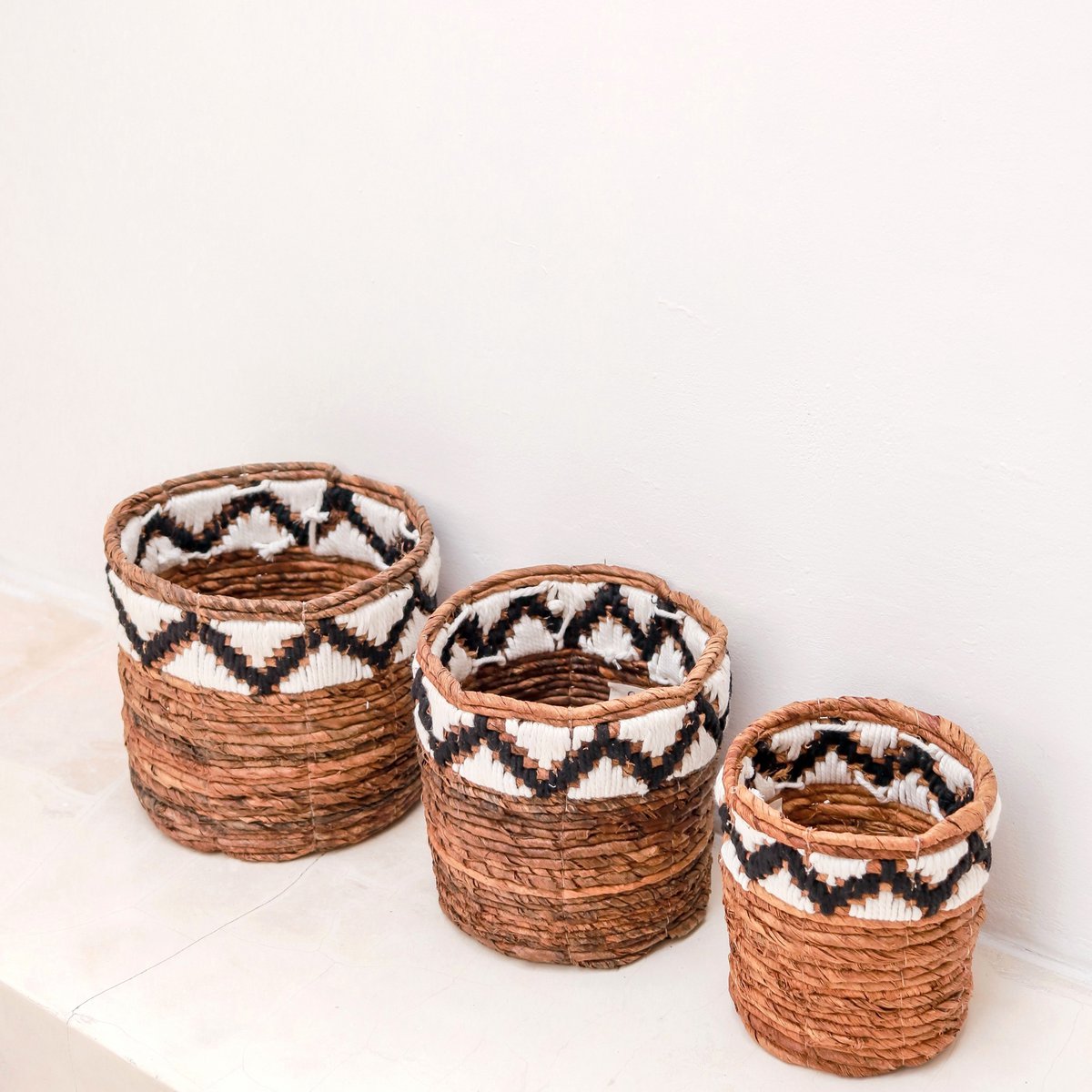 Gewebter Boho-Korb SADARA mit Makramee-Muster