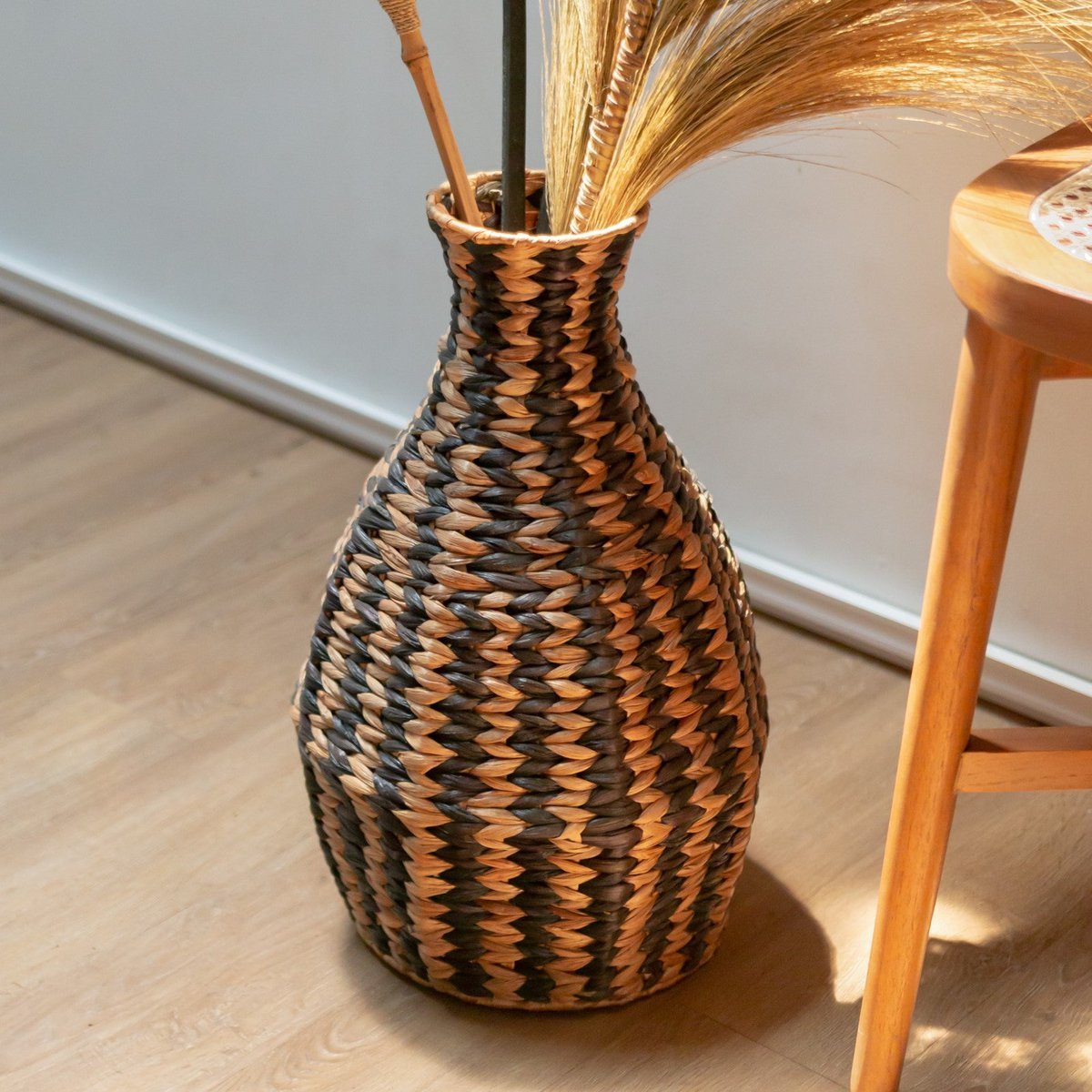 Geflochtene Boho-Vase DAYANA schwarz aus Wasserhyazinthe