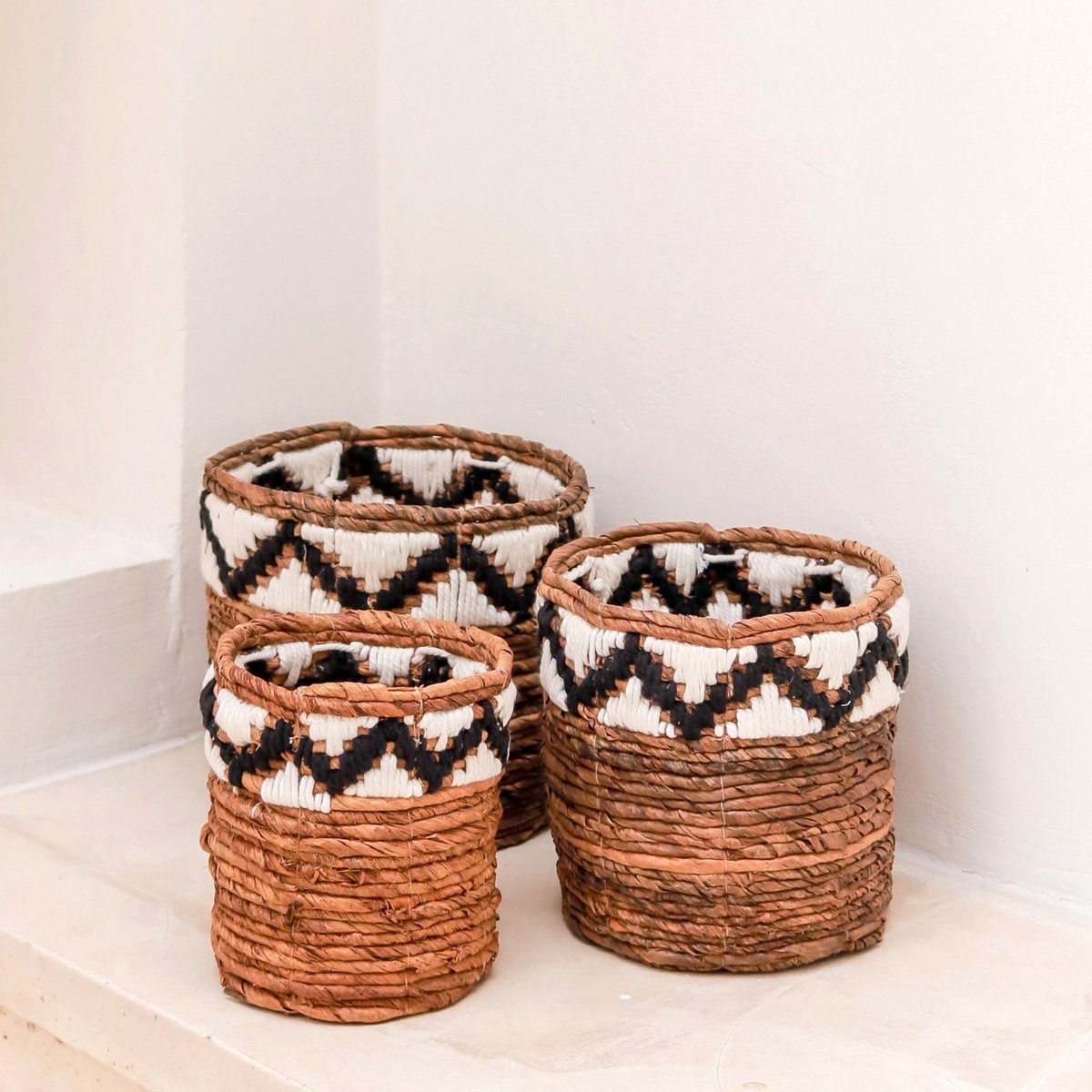 Gewebter Boho-Korb SADARA mit Makramee-Muster