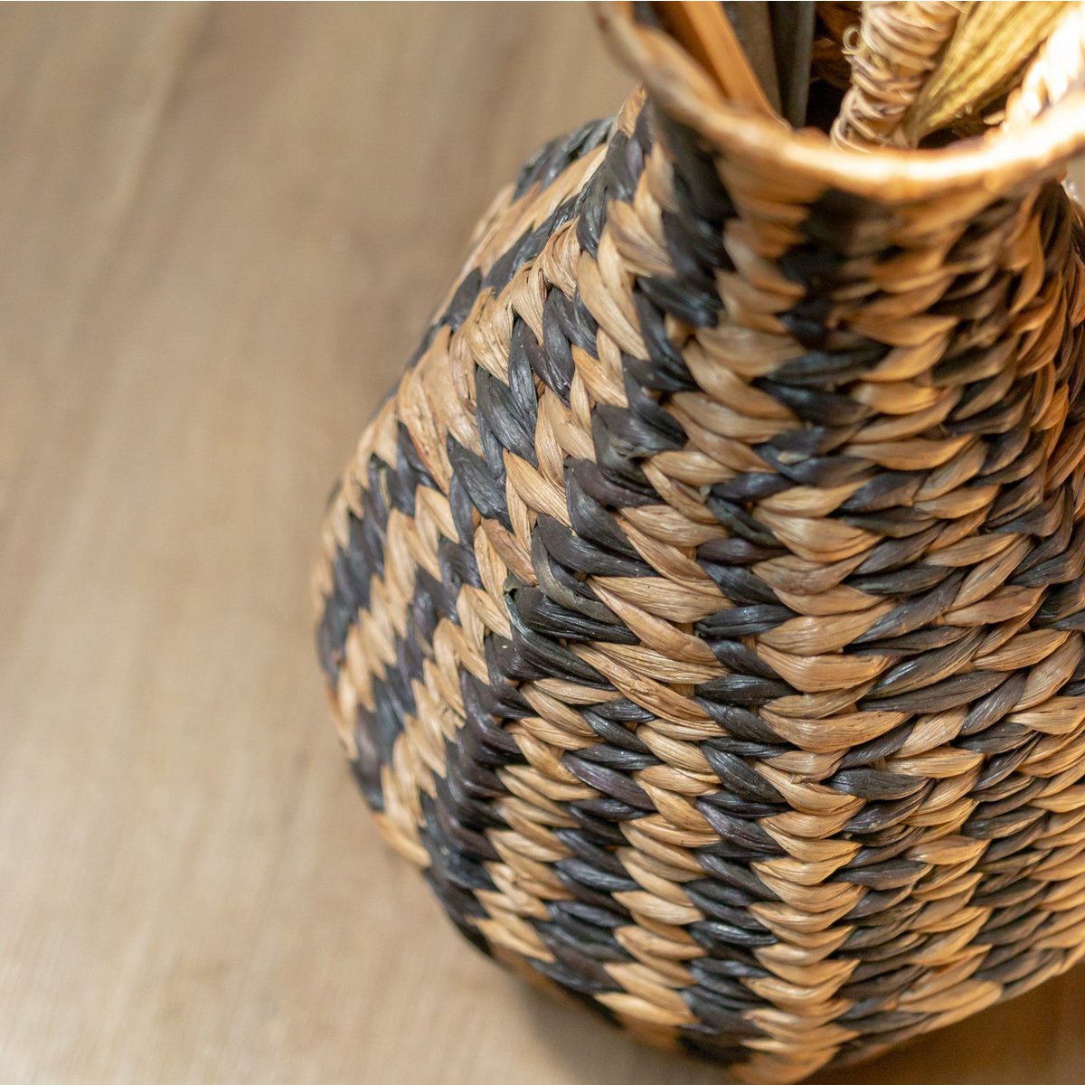 Geflochtene Boho-Vase DAYANA schwarz aus Wasserhyazinthe