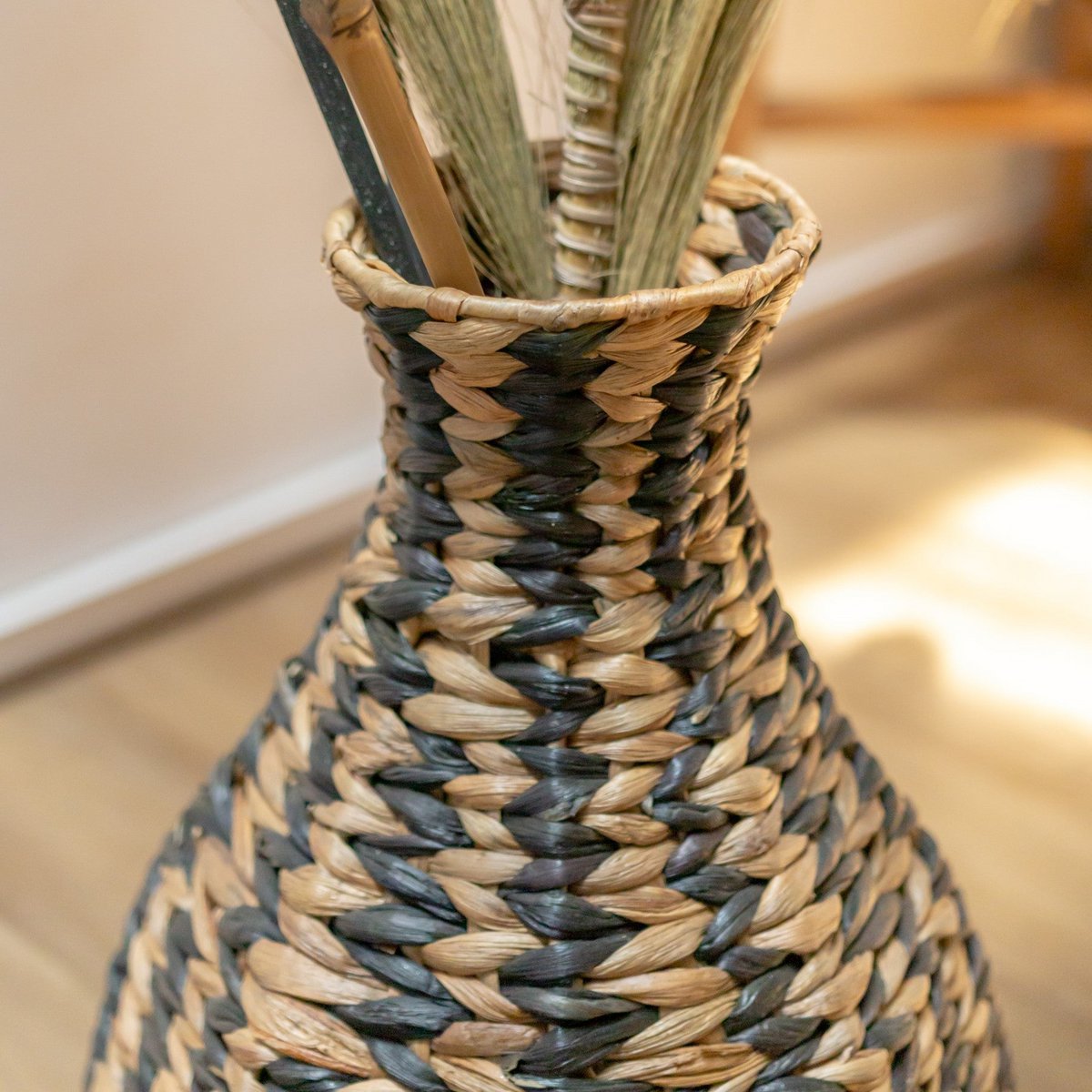 Geflochtene Boho-Vase DAYANA schwarz aus Wasserhyazinthe