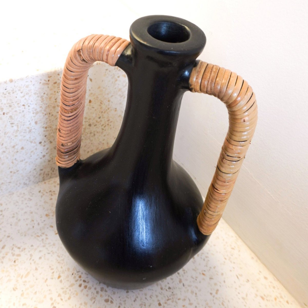 Schwarze dekorative Vase, handgegossen aus SELAYAR-Ton