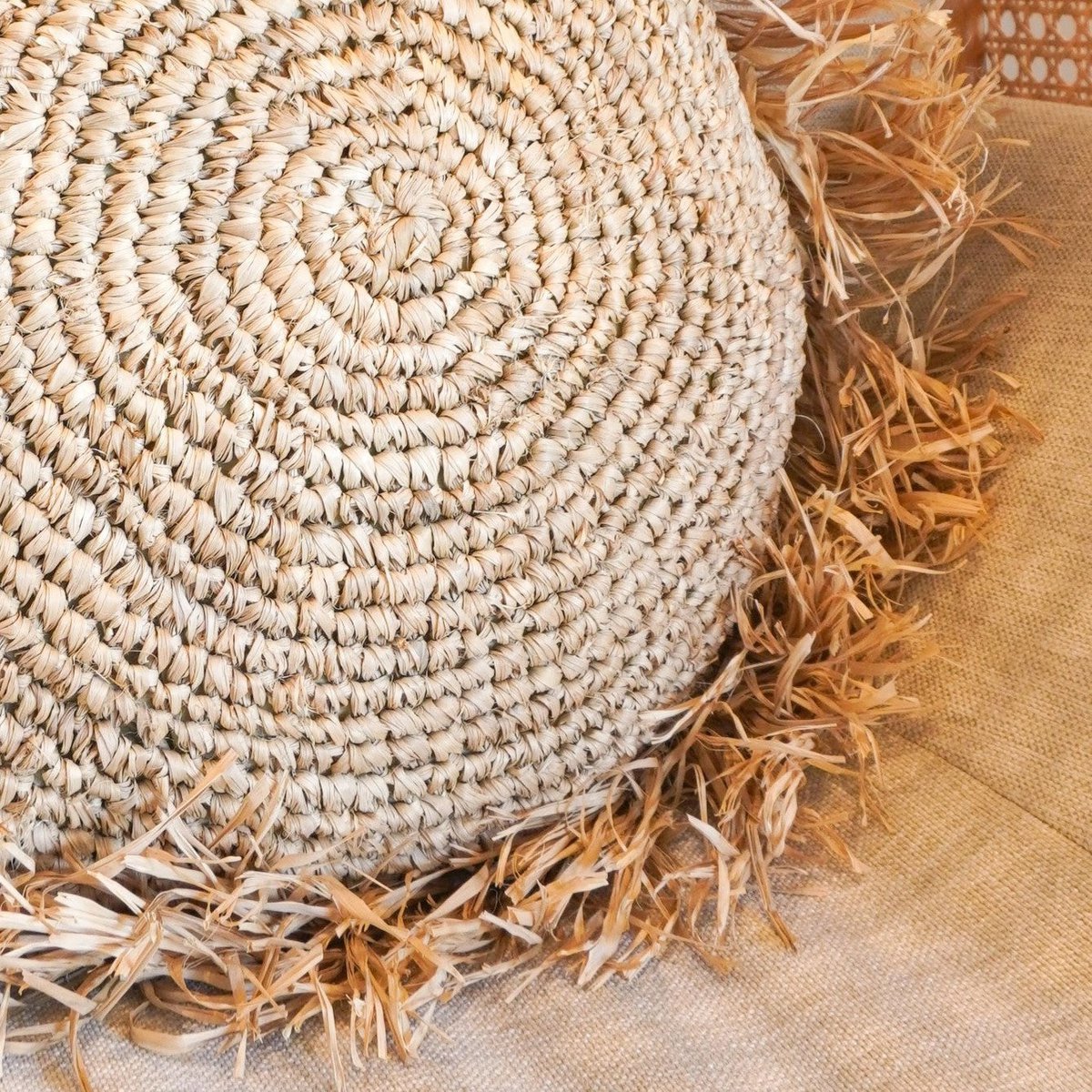 Rond Boho Sierkussen van Raffia met Vulling TARAKAN beige